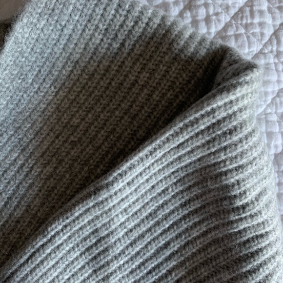 Light grey knit sweater. - Picture 4 of 4